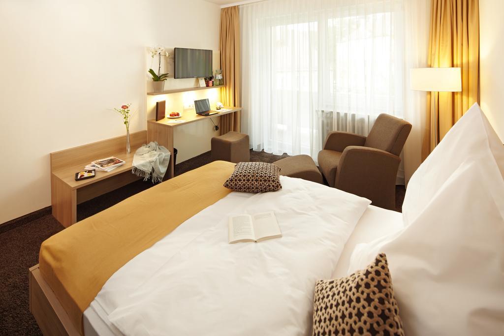 Hotel Zum Hirsch Wertingen Exterior photo