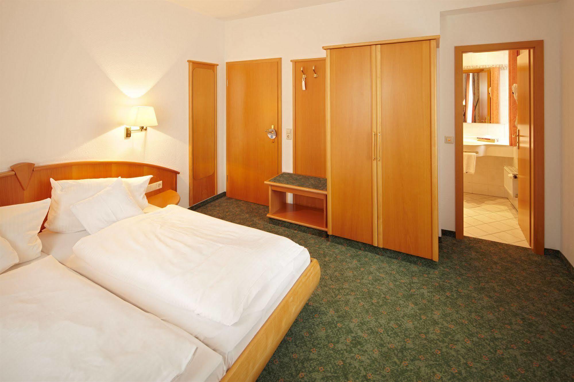 Hotel Zum Hirsch Wertingen Exterior photo