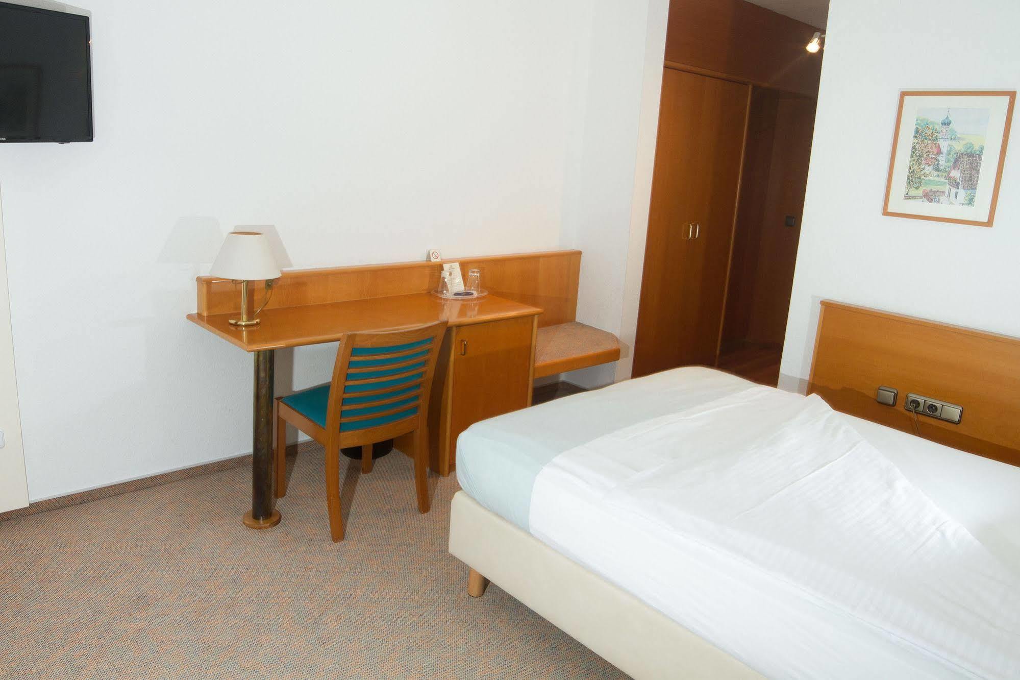 Hotel Zum Hirsch Wertingen Exterior photo