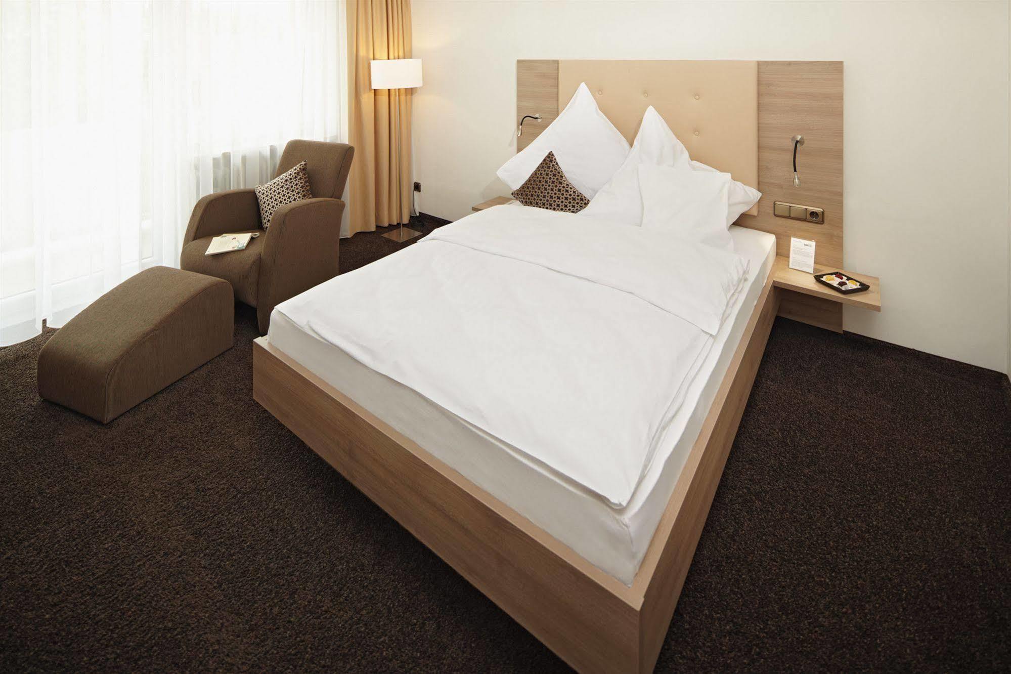 Hotel Zum Hirsch Wertingen Exterior photo